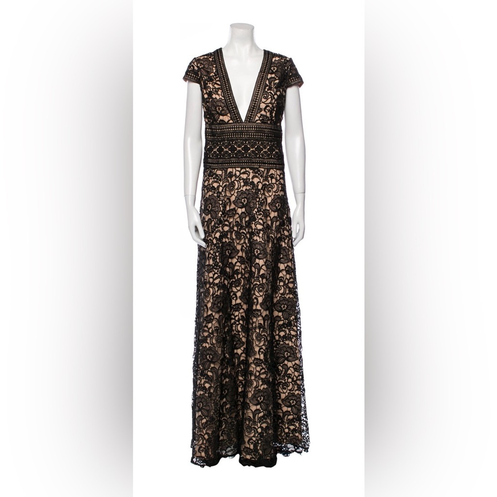 Monique Lhuillier Elegant Black Lace Evening Gown